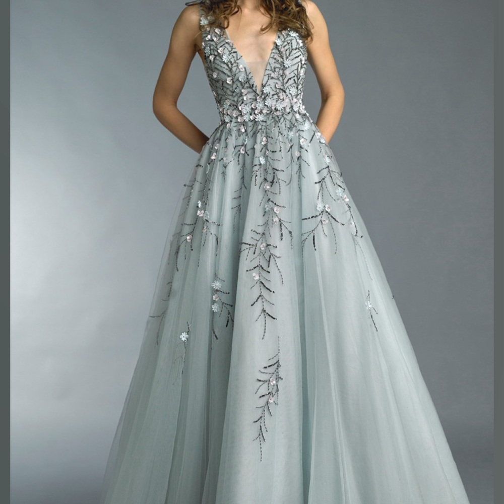 BASIX BLACK LABEL
Sleeveless V-Neck Ball Gown